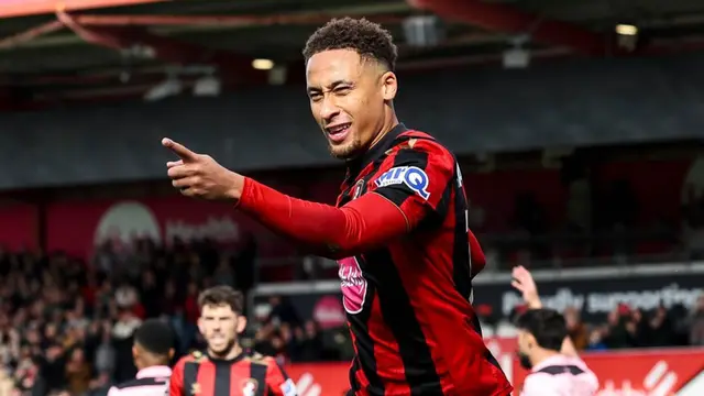 Bournemouth beat 10-man Sunderland to pick up first league win of season